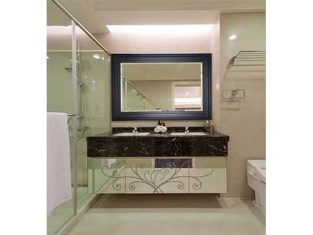 Rechteckiger Badspiegel mit Holzrahmen