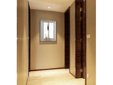 Rechteckiger Wandspiegel mit Holzrahmen