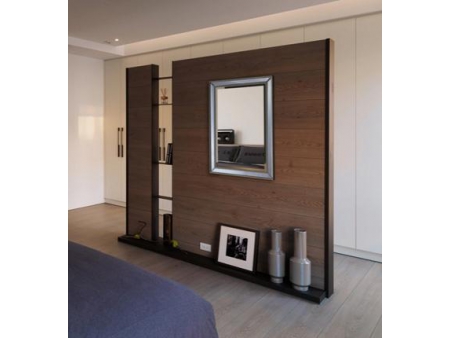 Rechteckiger Spiegel mit Polystyrol-Rahmen im Schlafzimmer