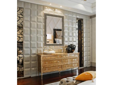 Rechteckiger Spiegel mit Polystyrol-Rahmen im Schlafzimmer