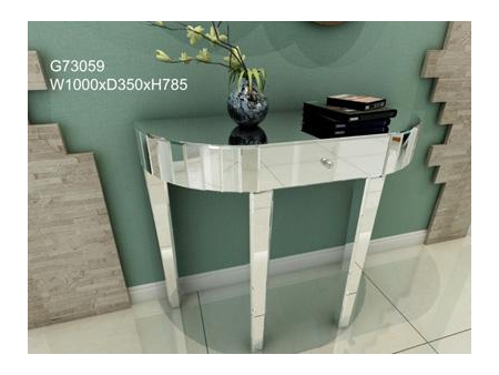 Schminktisch mit integriertem Spiegel